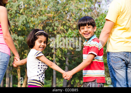 Les parents avec enfants park Banque D'Images