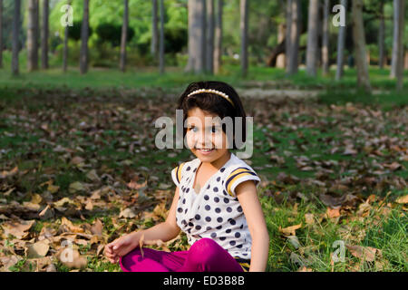 1 parc enfant indien assis Banque D'Images