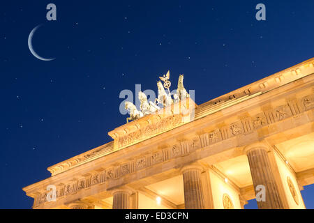 Brandenburger Tor par nuit avec des étoiles et de la lune Banque D'Images