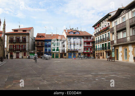 HONDARRIBIA, ESPAGNE - 27 MAI 2014 : les vieilles maisons au Plaza Arma à Hondarribia, une ville de Gipuzkoa, Pays Basque, Espagne. Banque D'Images