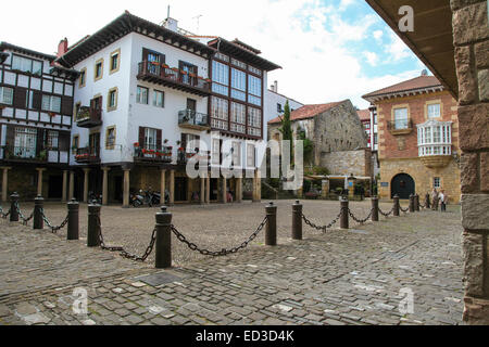 HONDARRIBIA, ESPAGNE - 27 MAI 2014 : les vieilles maisons dans le centre d'Hondarribia, une ville de Gipuzkoa, Pays Basque, Espagne Banque D'Images