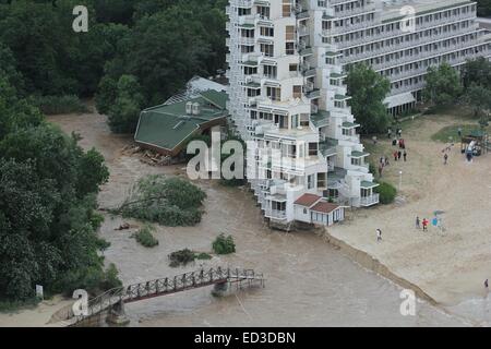 Les officiers de la Force aérienne bulgare touristes sauvetage après de fortes inondations a frappé la station balnéaire de la mer Noire, Albena est de la capitale bulgare Sofia. Doté d''atmosphère : où : Albena, Bulgarie Quand : 22 Juin 2014 Banque D'Images