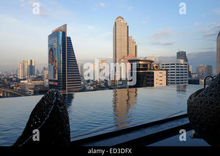 Vue du 14e étage de chaises longues à la piscine, l'Eastin Grand Hotel Sathorn, Bangkok, Thaïlande skyline. Banque D'Images