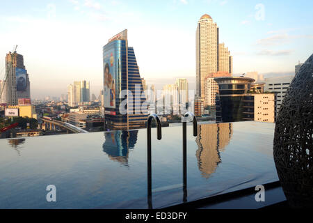 Vue du 14e étage de chaises longues à la piscine, l'Eastin Grand Hotel Sathorn, Bangkok, Thaïlande skyline. Banque D'Images