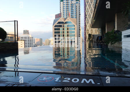 Vue du 14e étage de chaises longues à la piscine, l'Eastin Grand Hotel Sathorn, Bangkok, Thaïlande skyline. Banque D'Images