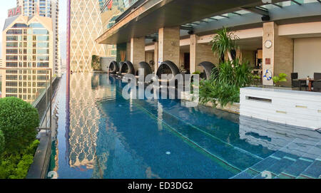 Vue du 14e étage de chaises longues à la piscine, l'Eastin Grand Hotel Sathorn, Bangkok, Thaïlande skyline. Banque D'Images