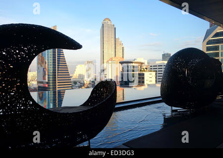 Vue du 14e étage de chaises longues à la piscine, l'Eastin Grand Hotel Sathorn, Bangkok, Thaïlande skyline. Banque D'Images