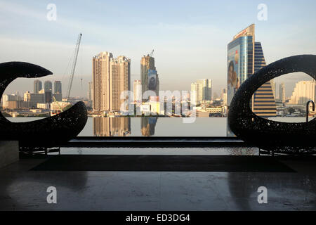 Vue du 14e étage de chaises longues à la piscine, l'Eastin Grand Hotel Sathorn, Bangkok, Thaïlande skyline. Banque D'Images