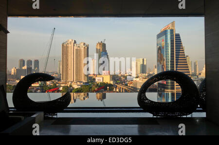 Vue du 14e étage de chaises longues à la piscine, l'Eastin Grand Hotel Sathorn, Bangkok, Thaïlande skyline. Banque D'Images