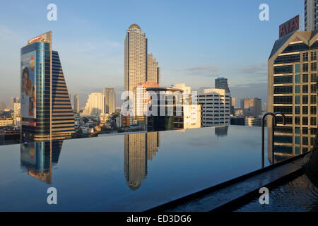 Vue du 14e étage de chaises longues à la piscine, l'Eastin Grand Hotel Sathorn, Bangkok, Thaïlande skyline. Banque D'Images