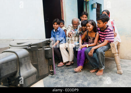 Les agriculteurs ruraux indiens watching Television Banque D'Images