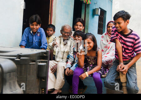 Les agriculteurs ruraux indiens watching Television Banque D'Images