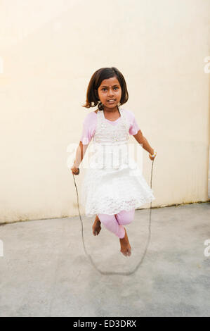 1 Indian child girl Skipping rope Banque D'Images