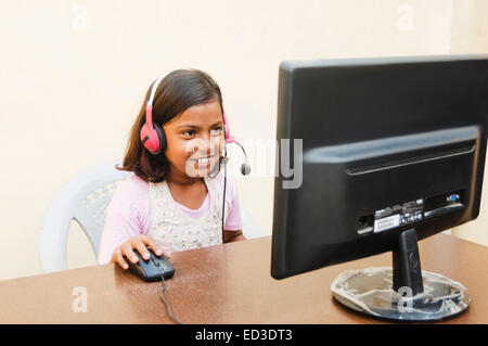 1 rural indien fille enfant travail informatique Banque D'Images