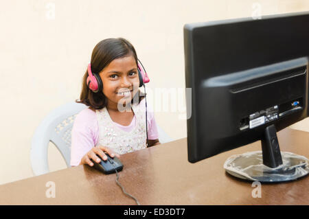 1 rural indien fille enfant travail informatique Banque D'Images