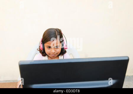 1 rural indien fille enfant travail informatique Banque D'Images