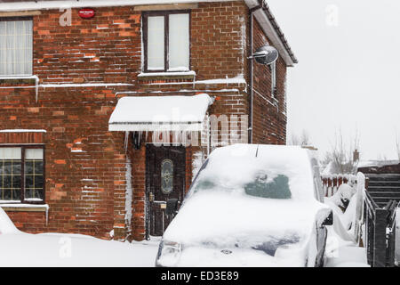 Neige et glaces à l'extérieur d'une maison domaine de Buttershaw, Bradford, West Yorkshire un projet de logement de conseil des années 1950 qui s'étend aux autorités locales. Banque D'Images