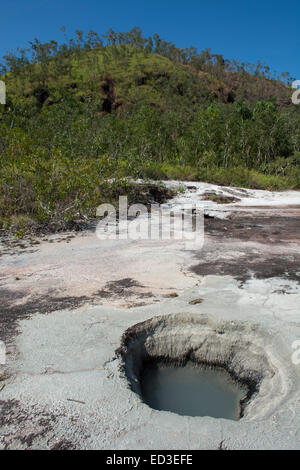 En Mélanésie, la Papouasie-Nouvelle-Guinée, Fergusson, l'Île Del Del Hot Springs. Sources chaudes volcaniques. Banque D'Images