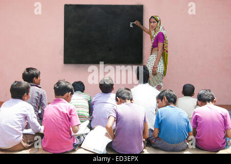 Enseignant de l'enseignement rural indien femme Enfants Banque D'Images