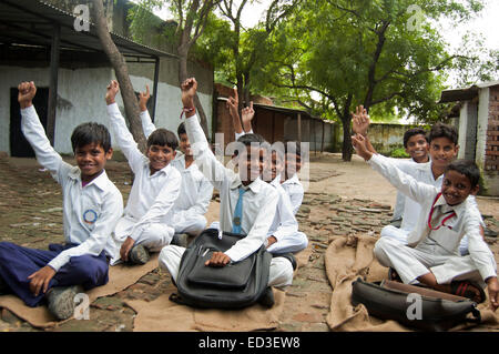 Les enfants ruraux indiens les élèves du groupe d'étude en classe Banque D'Images