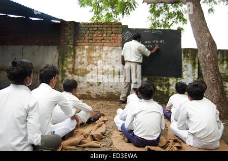 Enseignant de l'enseignement rural indien homme Enfants Banque D'Images