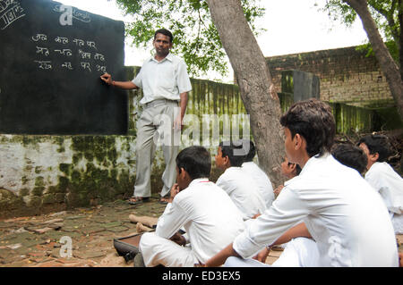 Enseignant de l'enseignement rural indien homme Enfants Banque D'Images