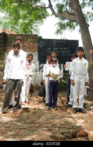 Les enfants ruraux indiens les élèves du groupe d'étude en classe Banque D'Images