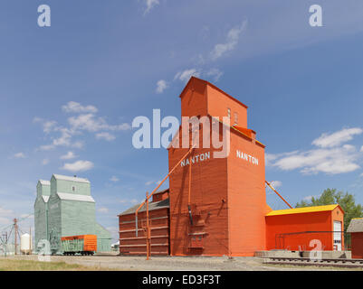 Nanton (Alberta), silos à grain elevators le long de la voie ferroviaire ancienne en bois peint de couleurs vives Banque D'Images