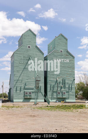 Nanton (Alberta), silos à grain elevators le long de la voie ferroviaire ancienne en bois peint de couleurs vives Banque D'Images