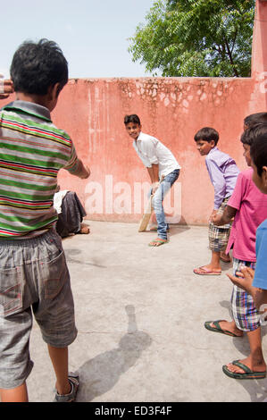 Groupe rural indien les enfants garçons à jouer au cricket Banque D'Images