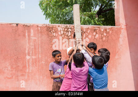 Groupe rural indien les enfants garçons à jouer au cricket Banque D'Images