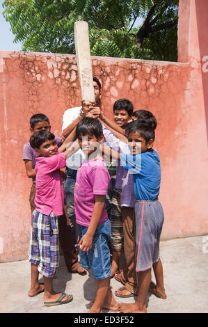 Groupe rural indien les enfants garçons à jouer au cricket Banque D'Images