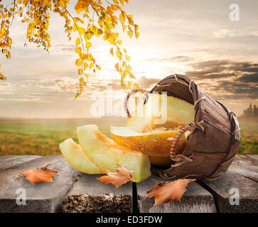 Melon dans un panier sur la table sur un fond nature Banque D'Images