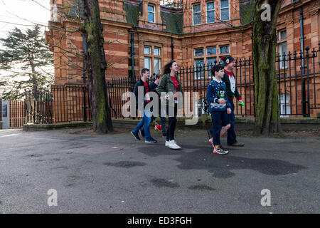 Londres, Royaume-Uni. Dec 25, 2014. Un temps doux et un soleil éclatant a encouragé de nombreux londoniens de passer Noël en extérieur. Beaucoup de gens aller à la fête pour célébrer les parcs locaux du temps ensemble et se détendre. Dec 25, 2014. Credit : Subvention Vélaires/ZUMA/ZUMAPRESS.com/Alamy fil Live News Banque D'Images