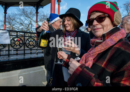 Londres, Royaume-Uni. Dec 25, 2014. Un temps doux et un soleil éclatant a encouragé de nombreux londoniens de passer Noël en extérieur. Beaucoup de gens aller à la fête pour célébrer les parcs locaux du temps ensemble et se détendre. Dec 25, 2014. Credit : Subvention Vélaires/ZUMA/ZUMAPRESS.com/Alamy fil Live News Banque D'Images