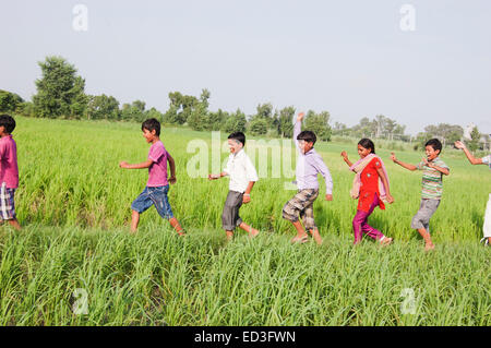 Les enfants des zones rurales indiennes ferme fun groupe Banque D'Images