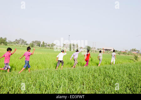 Les enfants des zones rurales indiennes ferme fun groupe Banque D'Images