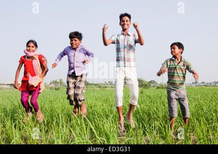 Les enfants ruraux indiens la ferme fun Banque D'Images