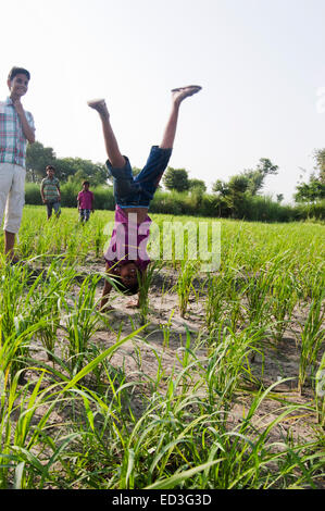 Les enfants ruraux indiens farm boy stunt Banque D'Images