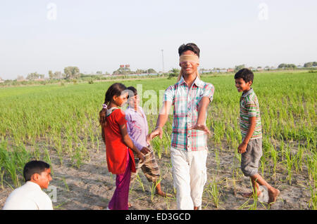 Les enfants ruraux indiens farm joue à cache-cache Banque D'Images