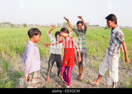 Les enfants ruraux indiens farm joue à cache-cache Banque D'Images