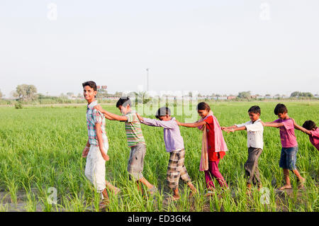 Les enfants des zones rurales indiennes ferme fun groupe Banque D'Images