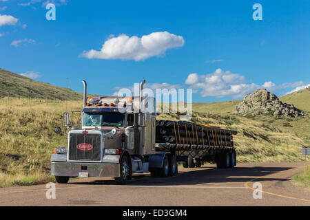 Tuyau en acier sur une plate-forme de Peterbilt 379 remorque transportant du tuyau en acier Banque D'Images