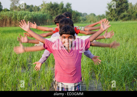 Les enfants des zones rurales indiennes ferme groupe fun permanent Banque D'Images