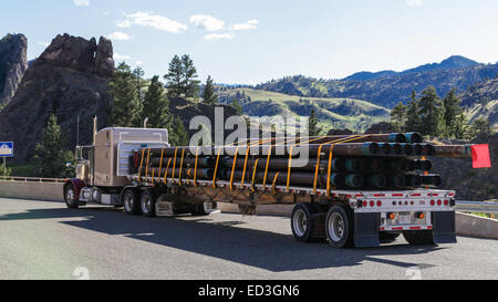 Tuyau en acier sur une plate-forme de Peterbilt 379 semi-remorque stationné dans un dans le Montana, USA Banque D'Images