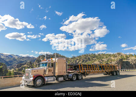 Tuyau en acier sur une plate-forme de Peterbilt 379 semi-remorque stationné dans un dans le Montana, USA Banque D'Images