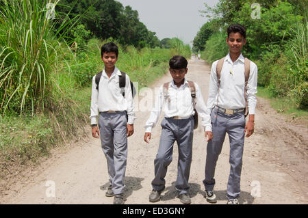 3 Étudiants de l'école les enfants ruraux indiens route permanent Banque D'Images