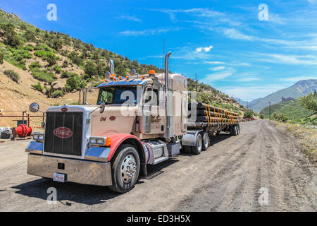 Tuyau en acier sur une remorque à plate-forme Peterbilt 379 mine de charbon dans le Somerset Colorado de l'Alberta au Canada. Banque D'Images