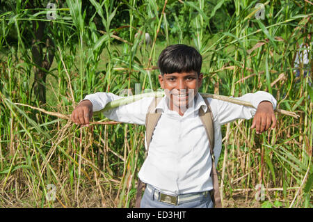 1 rural indien garçon enfant profiter de la ferme Banque D'Images