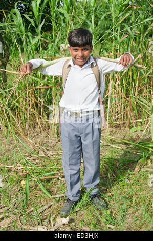 1 rural indien garçon enfant profiter de la ferme Banque D'Images